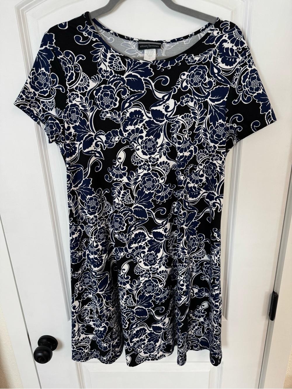 ⭐️3/$20 bundle⭐️Allison Brittney Navy and White Floral A-Line Dress